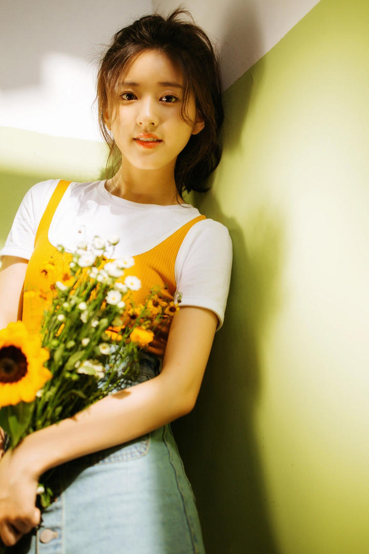 靠在墙边的清纯小美女