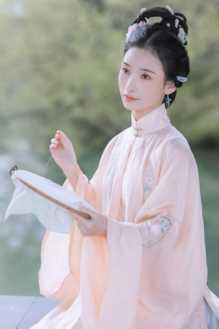 做刺绣的古装美女女大学生艺术照图片