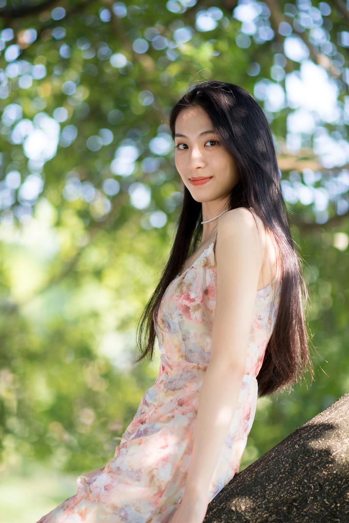 夏天森林里的清纯唯美养眼女生壁纸图片欣赏
