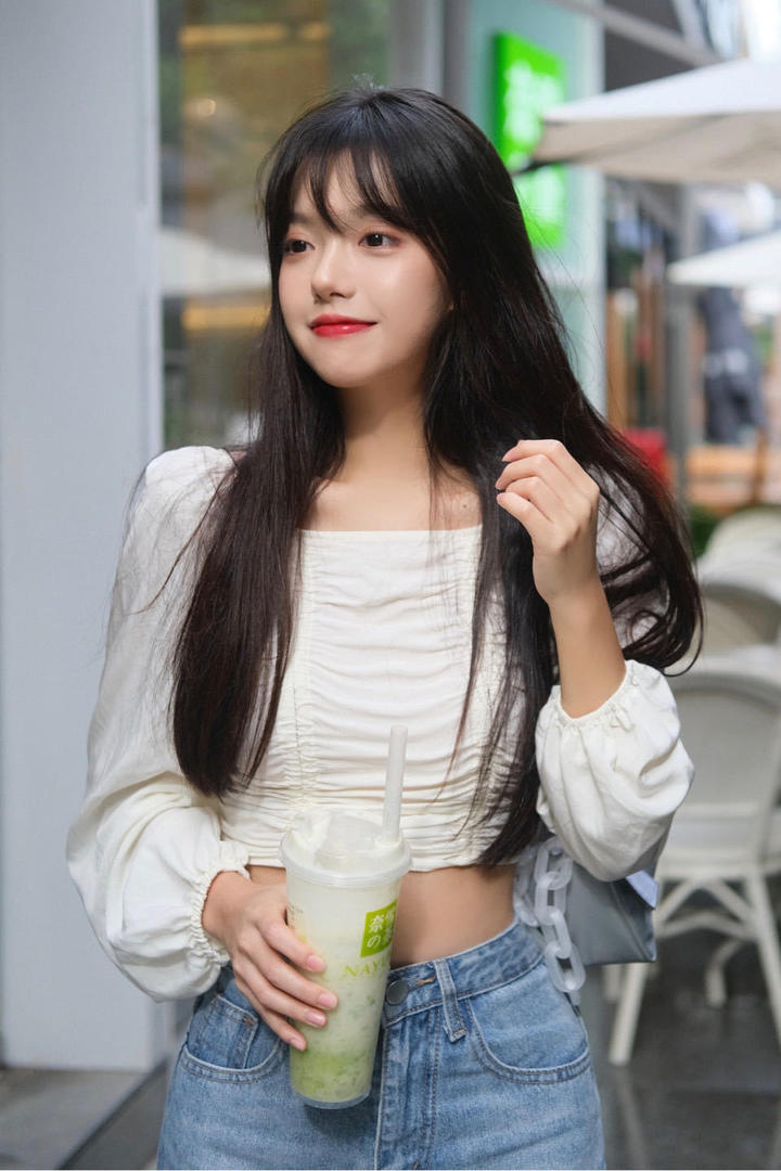 喝奶茶的高清牛仔裤美女写真图片