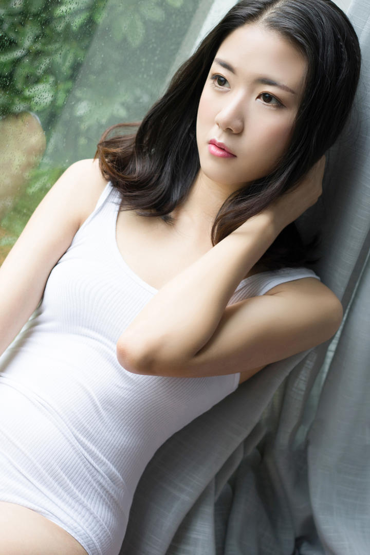抚摸头发的清纯女神写真图片