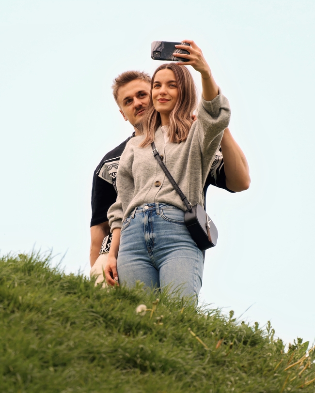 春天户外踏青情侣自拍图片