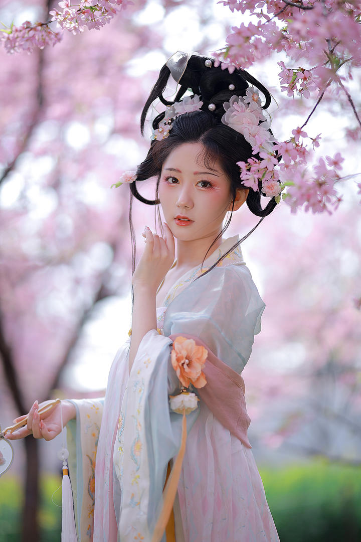 樱花树下的漂亮古装美女网红艺术照图片