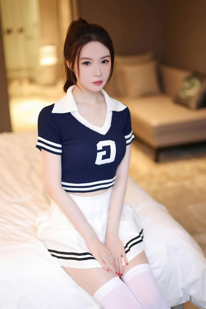 温柔听话的90后兼职美女嫩模梦心玥纯欲写真图片