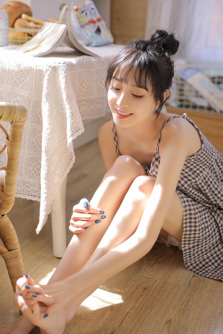 坐在地板上的清纯格子短裙美女写真图片