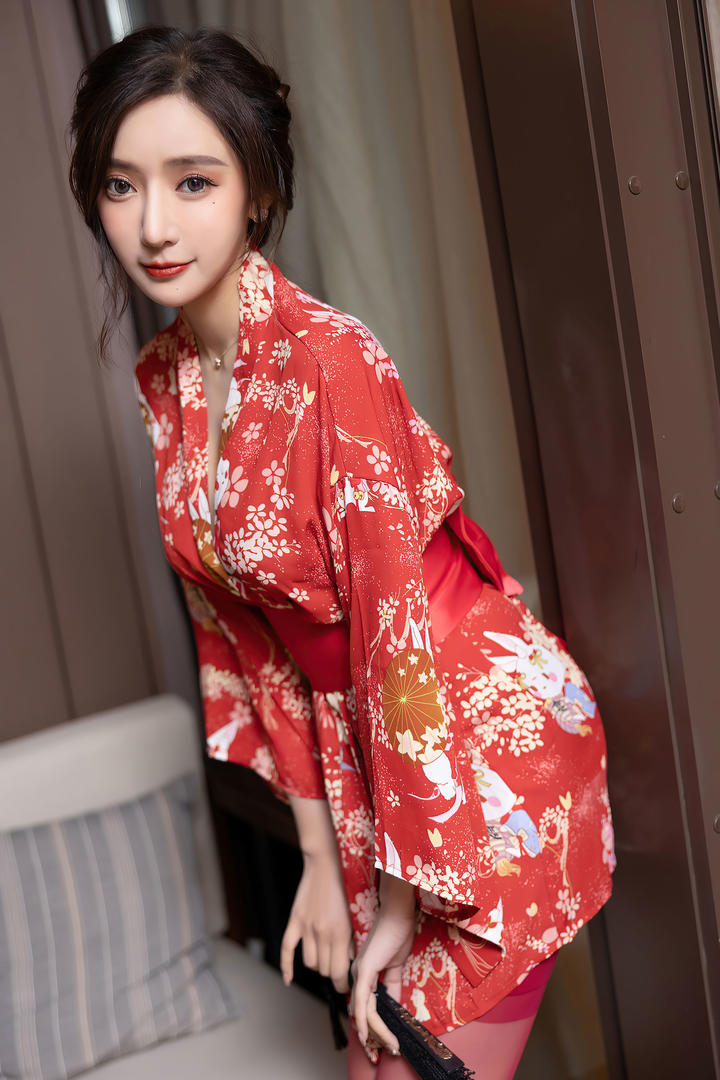 穿红色和服的漂亮美女模特王馨瑶性感写真图片