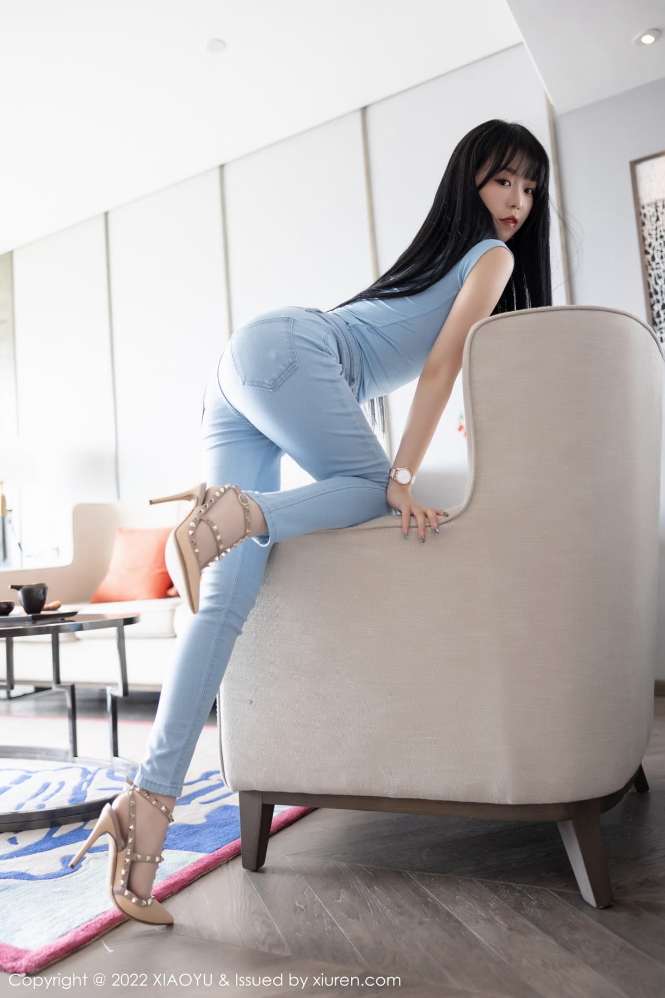 语画界美女模特小奶瓶呜呜蓝色上衣搭配蓝色牛仔裤写真