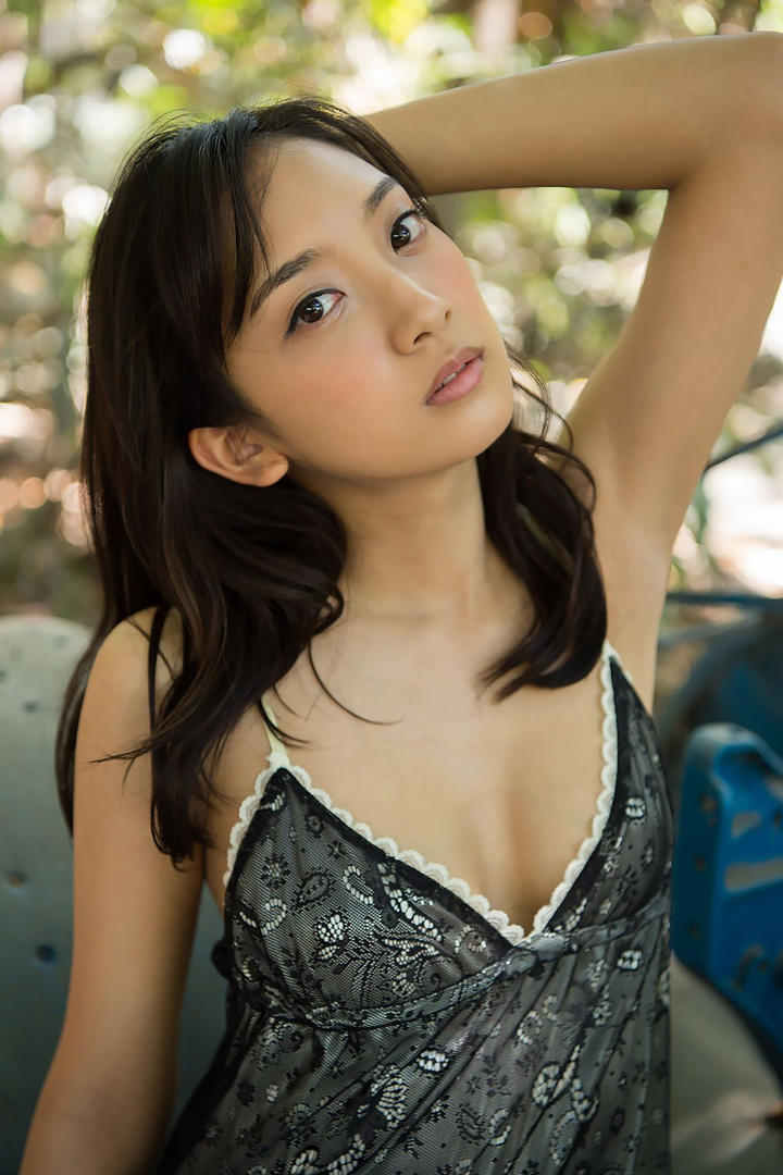 穿着吊带裙子的日本清纯美女图片