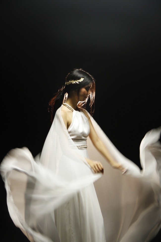 飘逸白裙美女图片