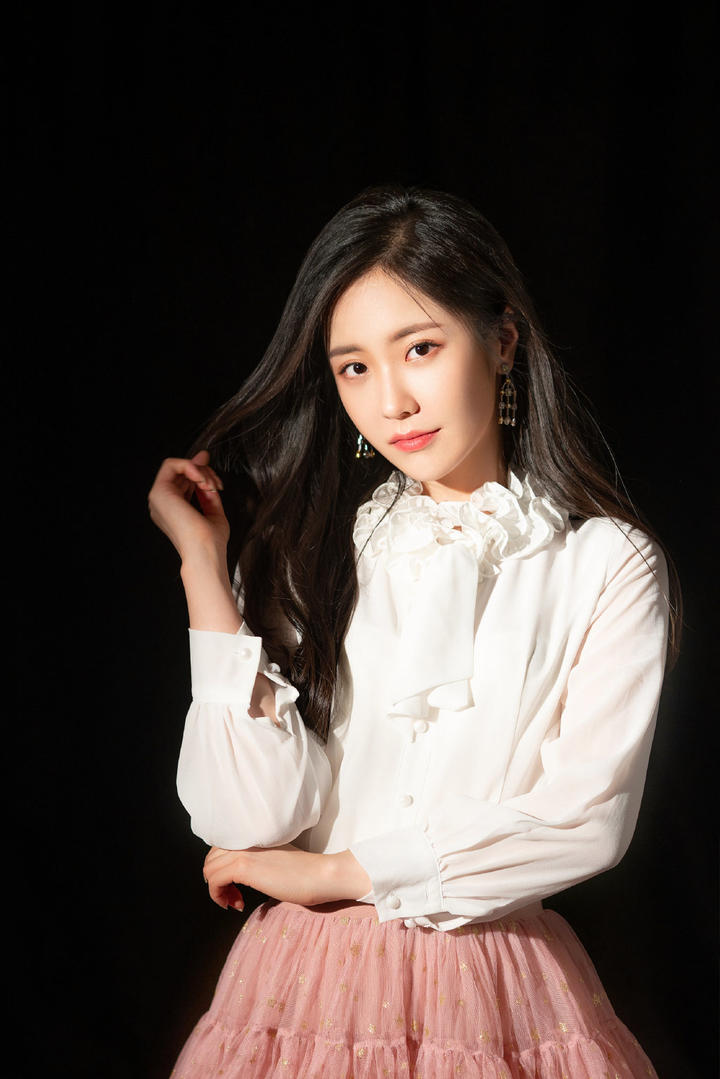 女星王艺瑾粉裙漂亮可爱写真图片