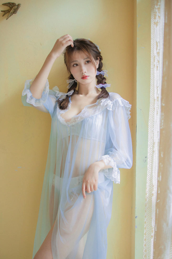 美女若隐若现的身材清纯内衣美女写真图片