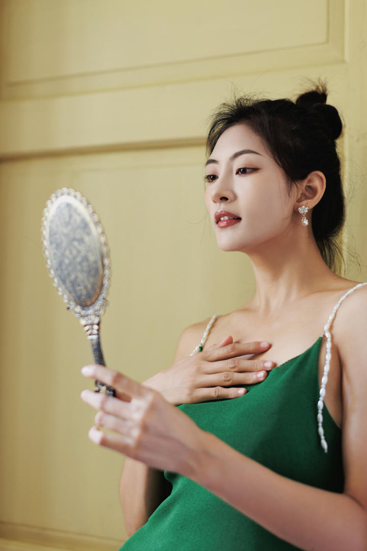 照镜子的清纯甜美女生头像高清壁纸下载