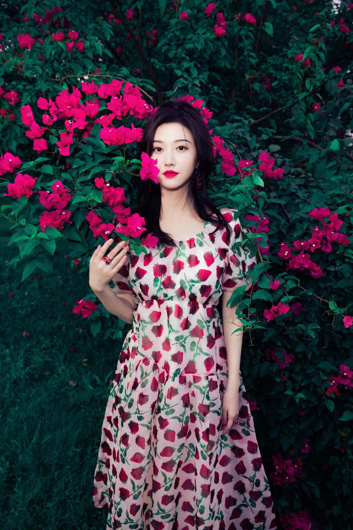 站在花丛中的甜美女神景甜图片