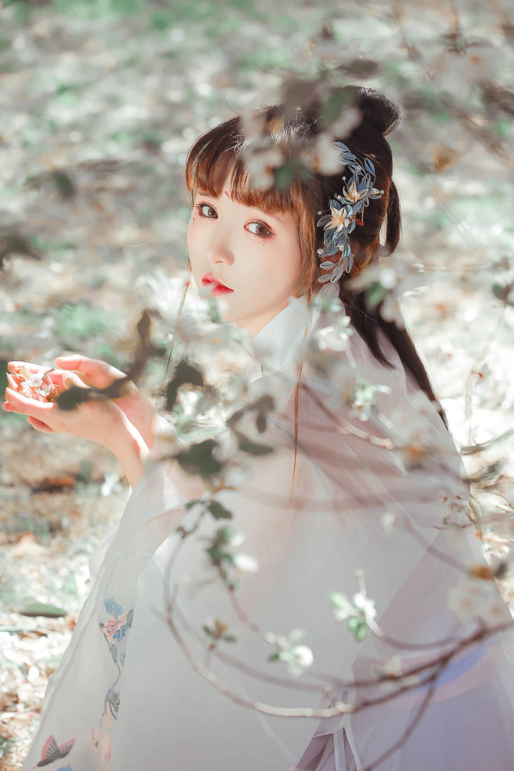 手捧花朵的清纯古风美女头像图片