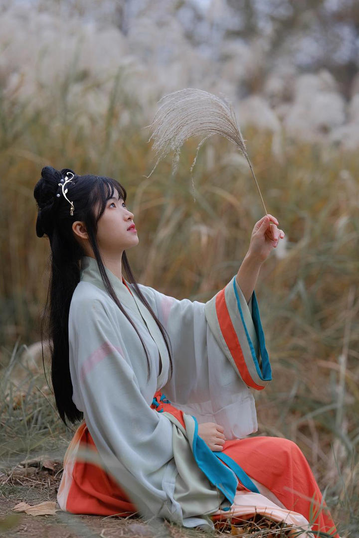野外玩耍的唯美古装美女艺术写真套图