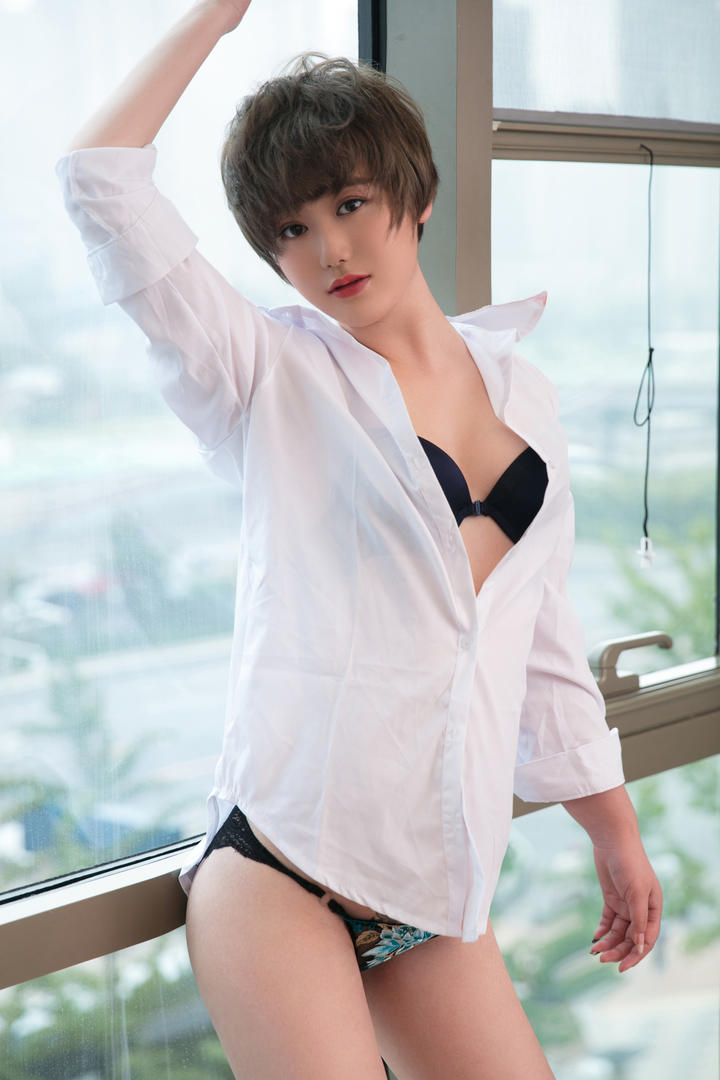 窗户边穿白衬衣的短发美女瑶瑶日韩在线图片欣赏