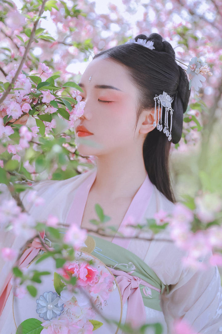 闭上眼睛的超清古典美女写真图片