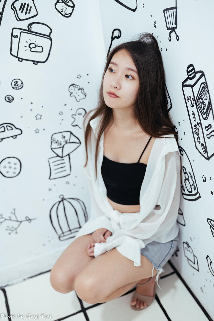 蹲在墙角的国产素人美女模特试镜花絮图片