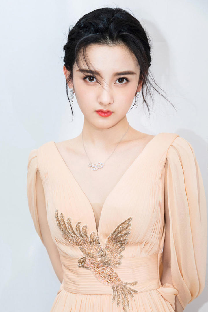 穿着深V长裙的气质美女明星宋祖儿图片