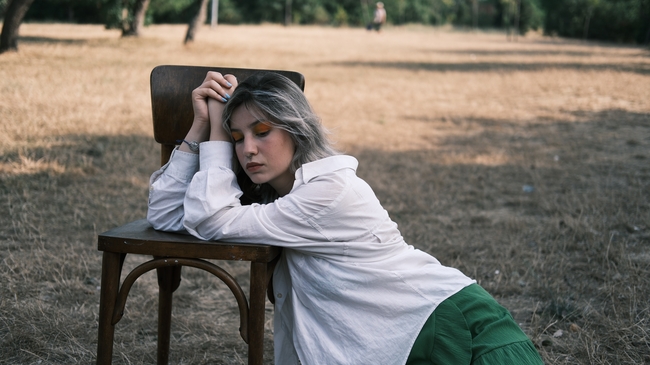 户外清冷艺术风格美女人体写真图片