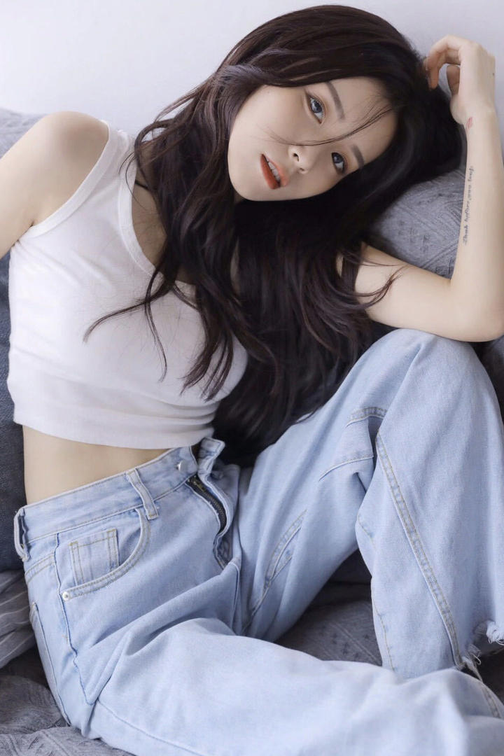 清纯白皙女生小蛮腰牛仔裤写真图片