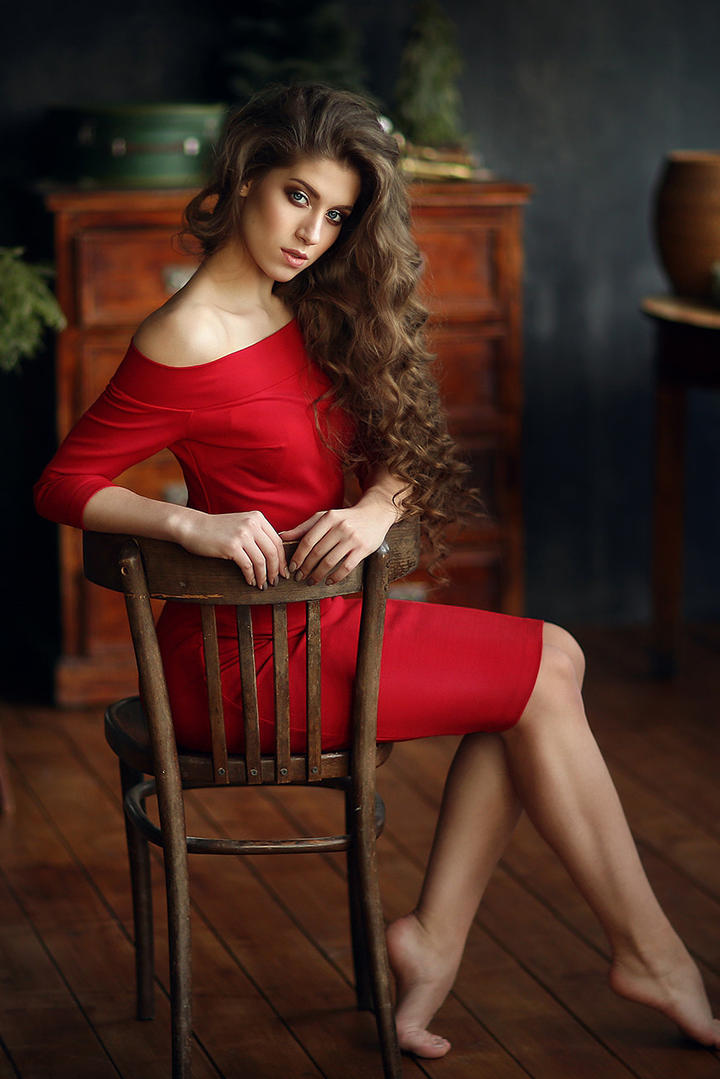 坐在椅子上的欧美气质女生艺术摄影写真