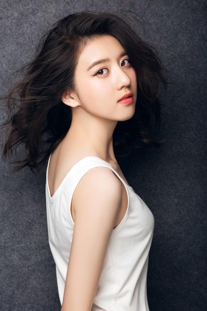 风情万种的美女明星李凯馨图片