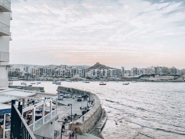 沿海城市海岸风光图片