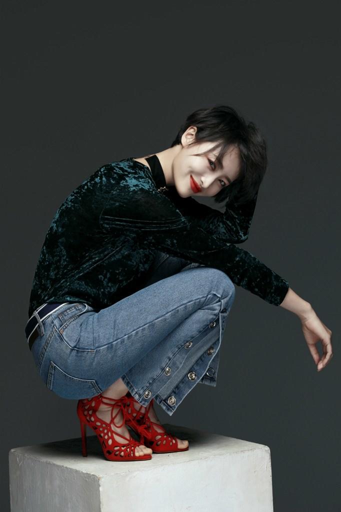 杨洋短发牛仔裤干练飒爽写真图片