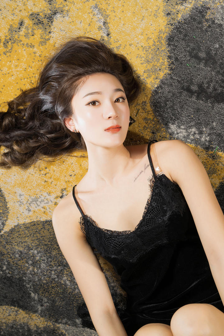 性感黑色吊带睡衣美女穆雪儿写真图片