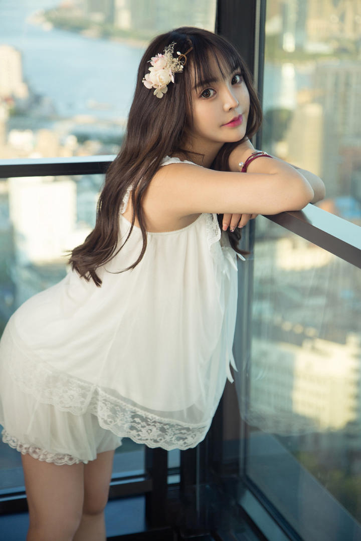 趴在窗户边的高清睡衣性感美女写真