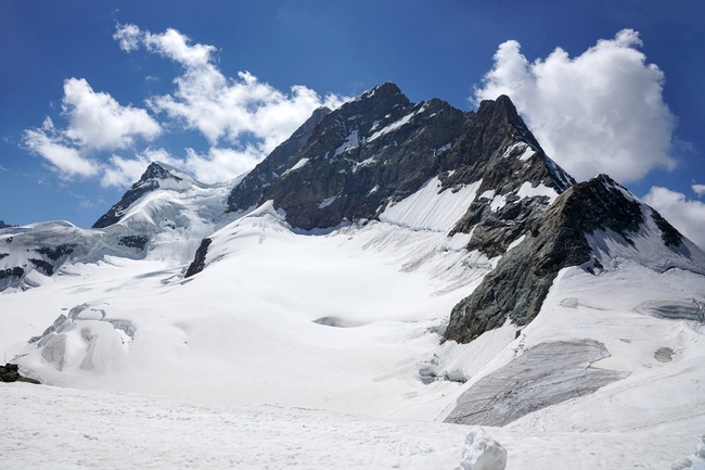 冬日蓝天白云雪域高山风景图片