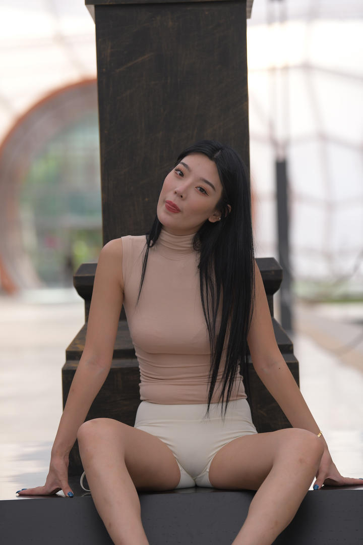 穿紧身裤的漂亮女神街拍人体艺术写真图片