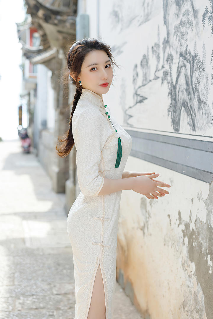 街拍养眼旗袍美女刘奕宁图片