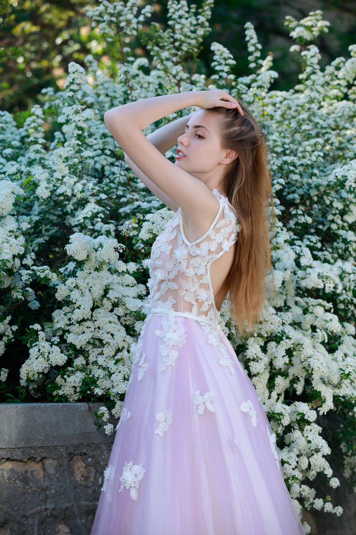 穿着长裙的高清欧美气质美女图片