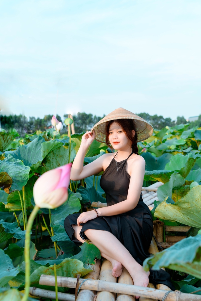 性感黑色肚兜美女夏日荷塘艺术照图片