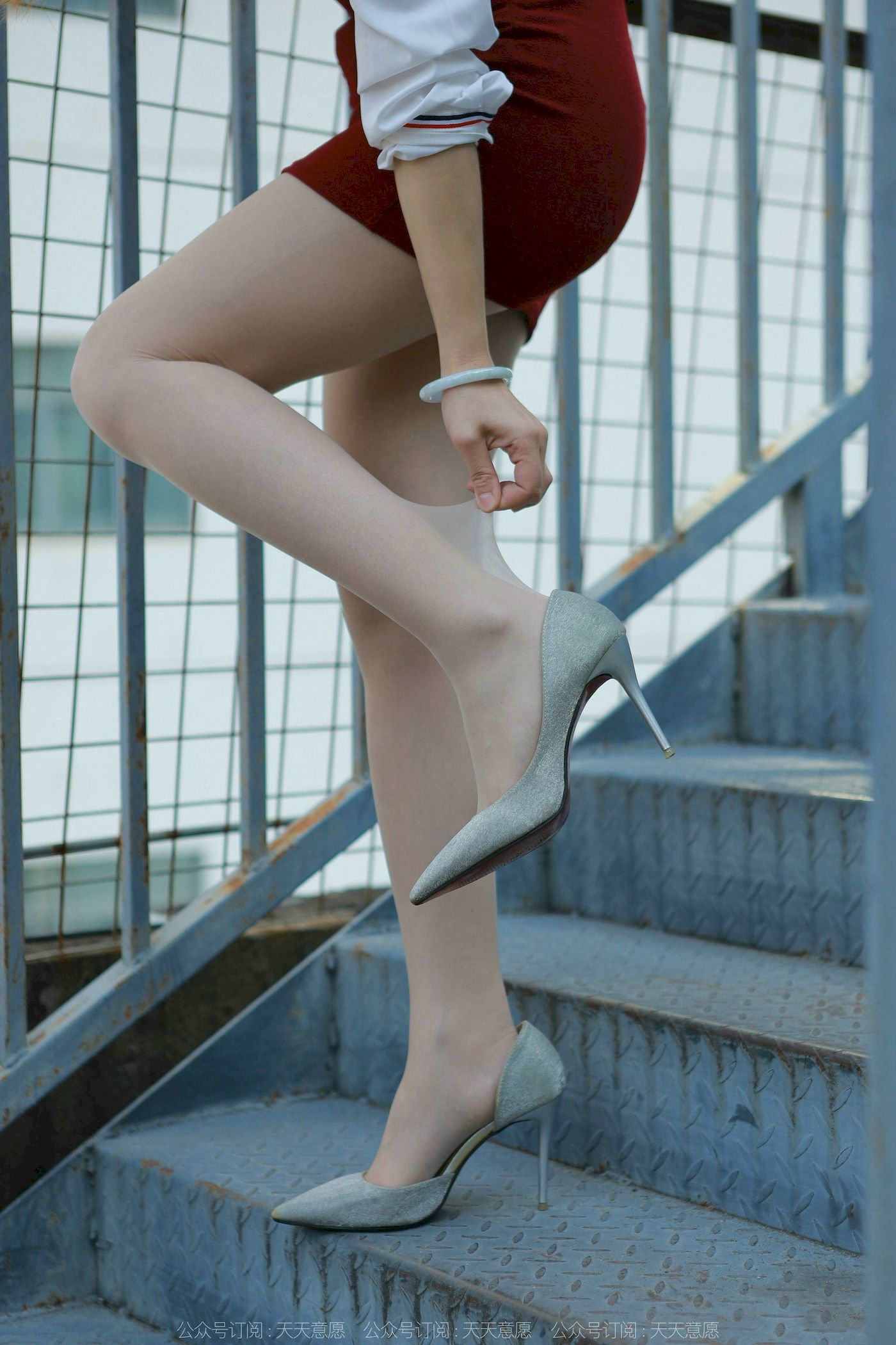 IESS异思趣向模特小婕白色上衣红色包臀裙户外街拍