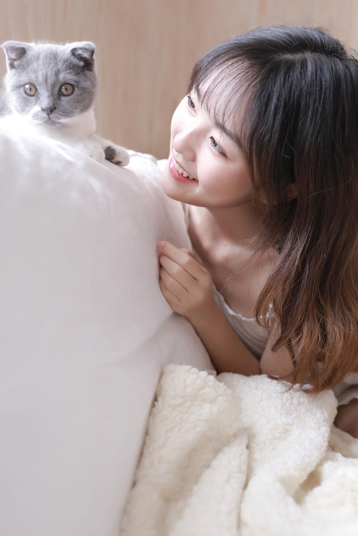 撸猫的可爱少女写真图片