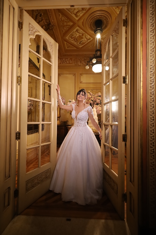 欧美美女一个人室内婚纱照图片