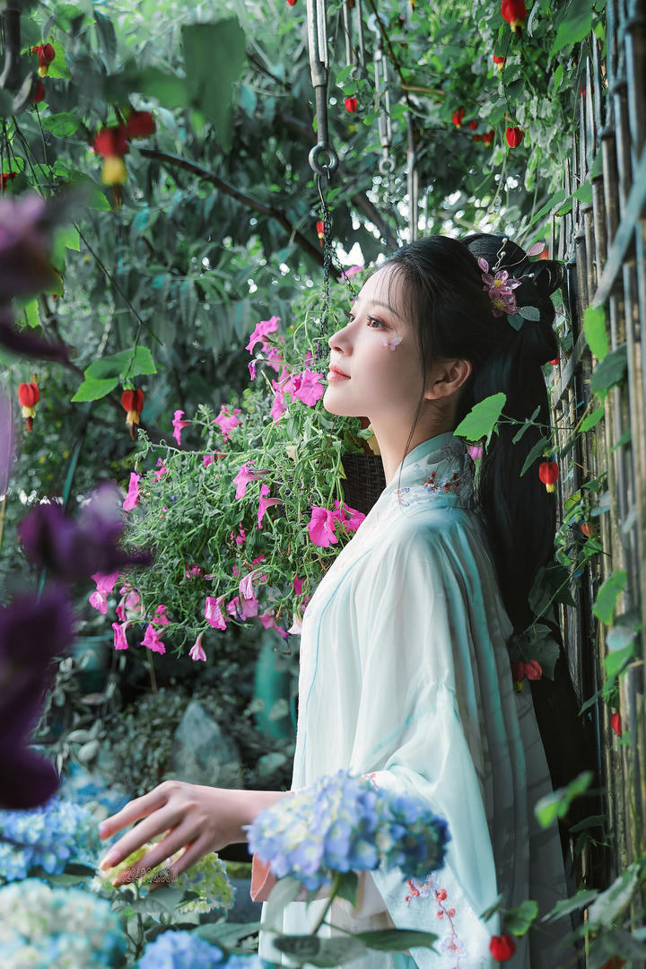 花园里的小清新古装美女壁纸高清大图