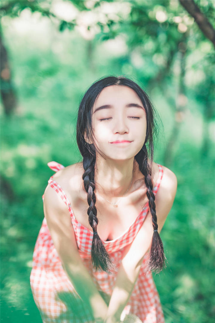 森林中的清纯美女图片