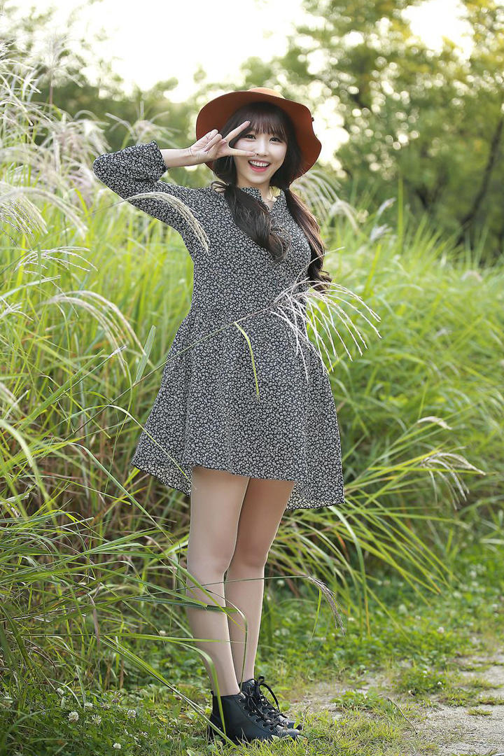 韩国美女明星李恩慧野外写真