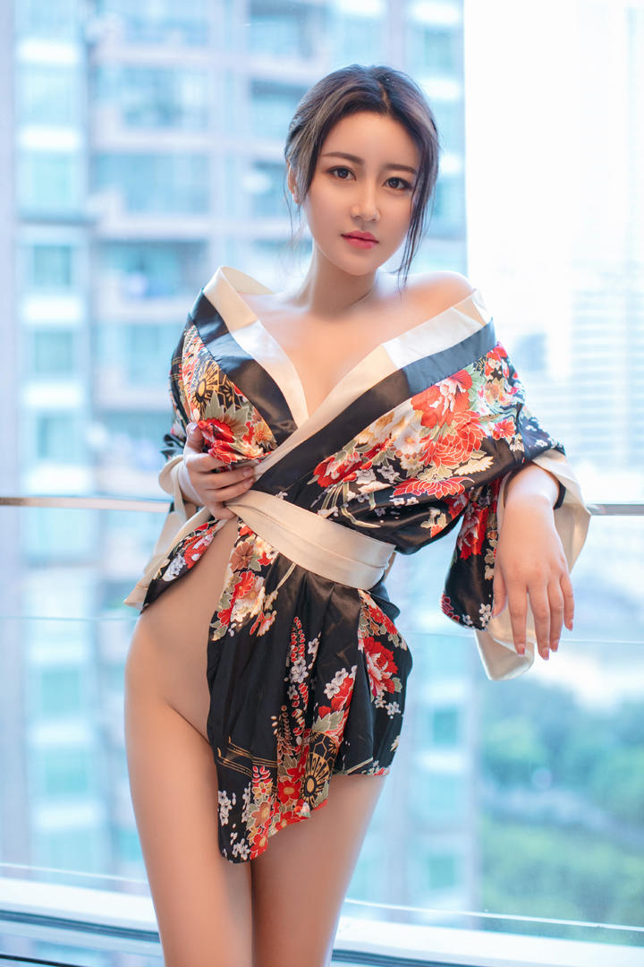 穿着和服的中国性感美女模特图片