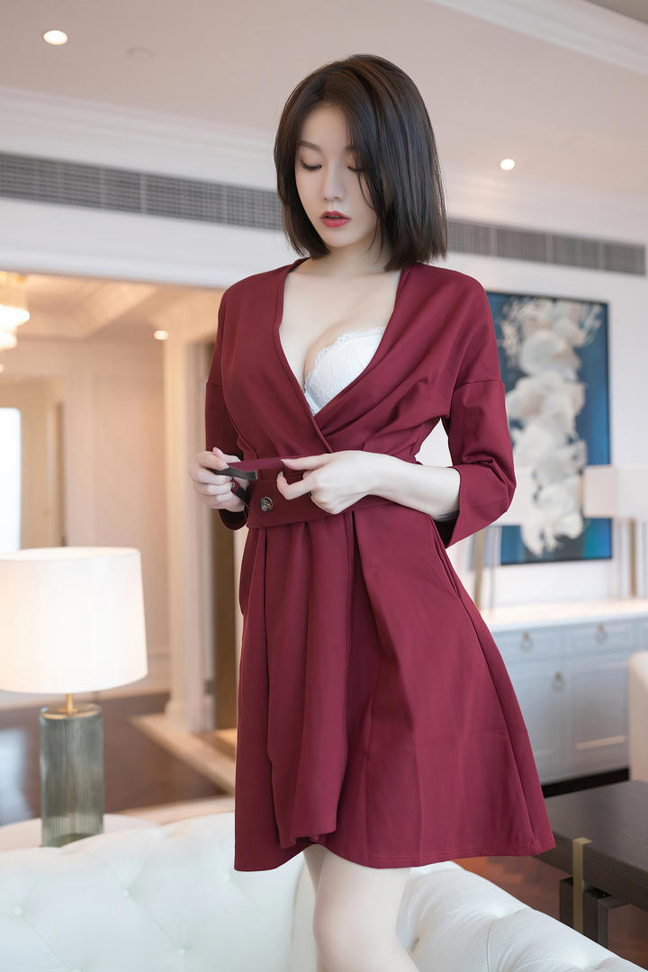 脱裙子的性感大胸美女安然写真图片