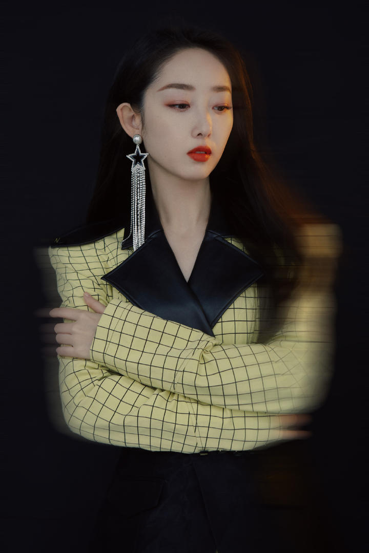 穿着格纹上衣的中国内地女演员蒋梦婕图片美女明星图片