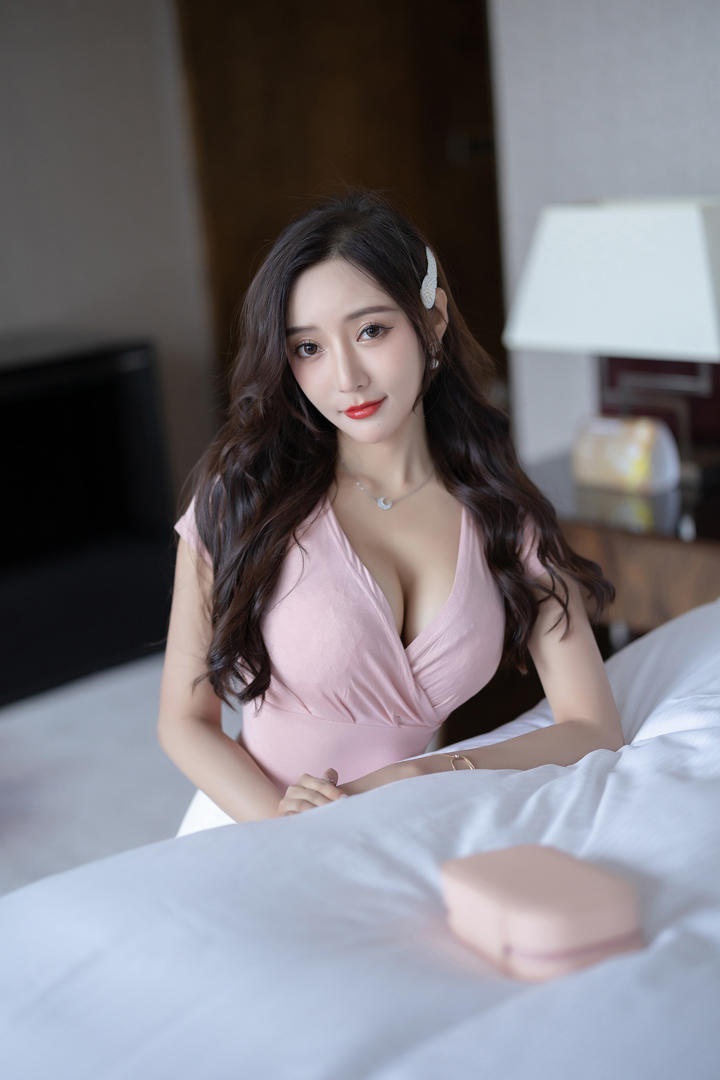 蹲在床边的胸大美女护士王馨瑶酒店开房私拍图片