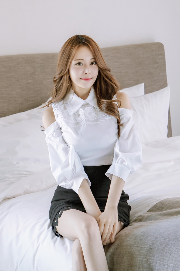 坐在床上的超清韩国气质美女图片