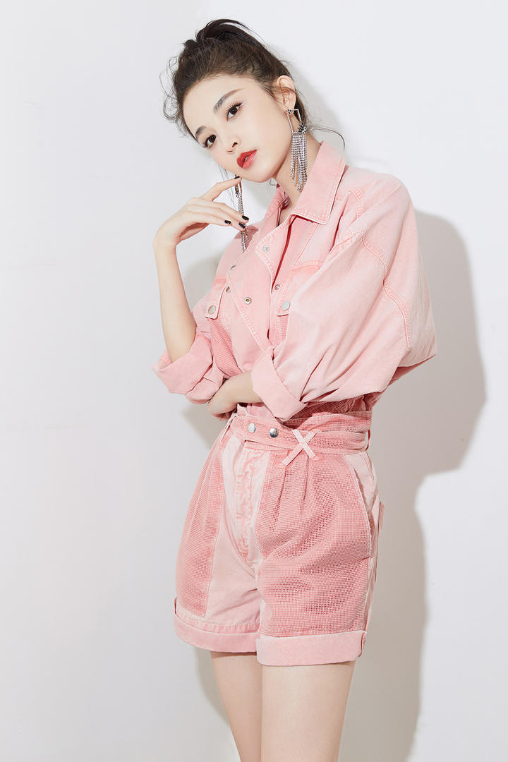 穿着粉色牛仔衣的极品气质美女古力娜扎