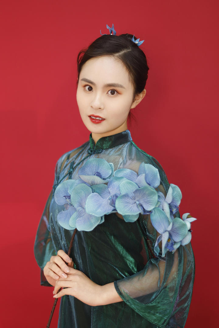 优雅大方气质美女艺术照写真图片