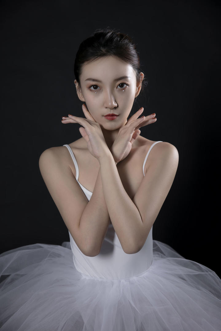 美女舞蹈老师跳芭蕾舞人体艺术照